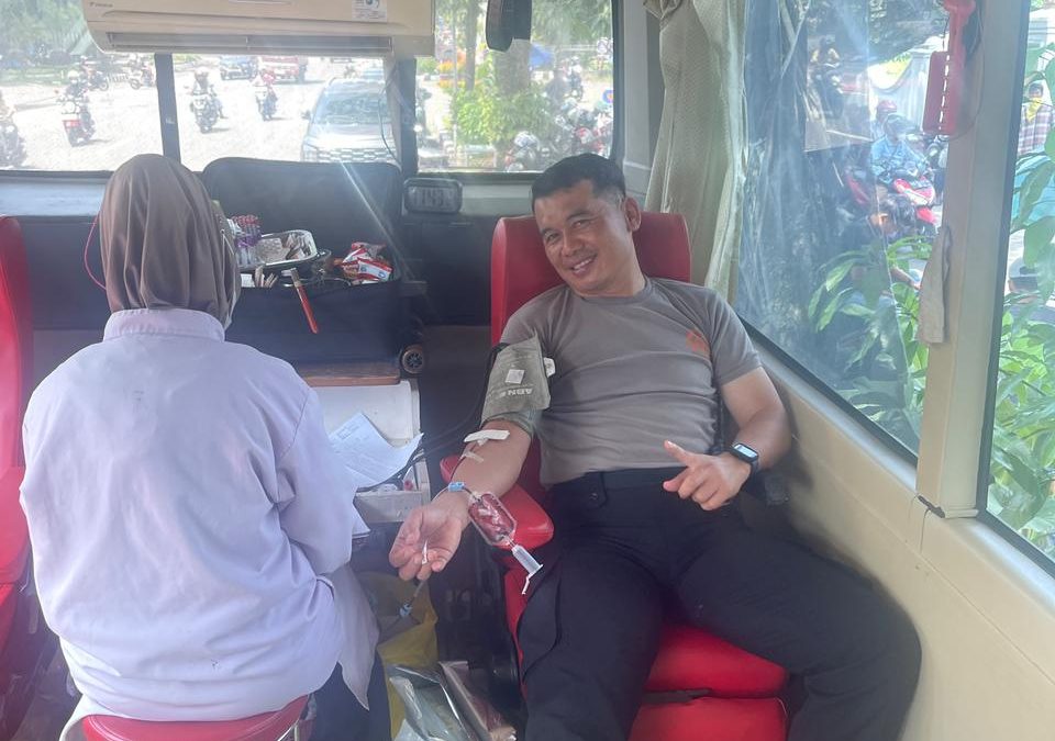 Kasat Samapta Polresta Surakarta Ikut Donor Darah di Bus PMI Saat Pengamanan Sidang