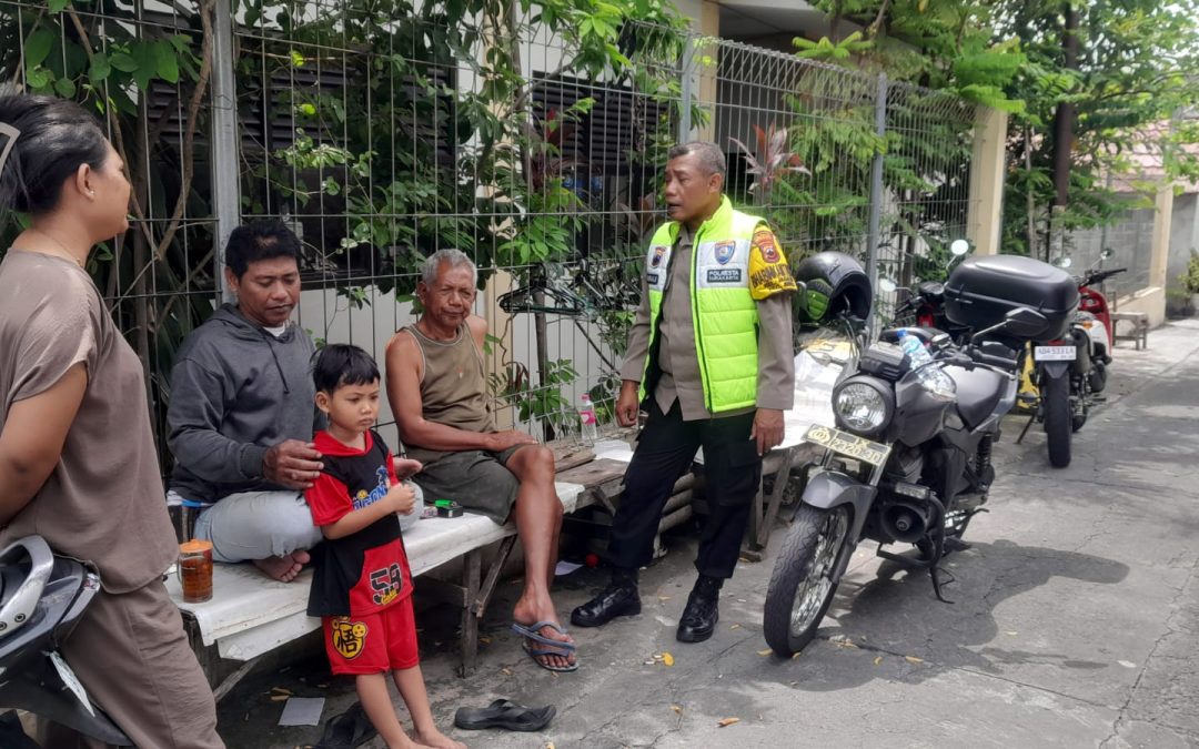 Bhabinkamtibmas Jagalan Bersama Linmas Laksanakan Sambang dan Binluh di Permukiman Padat Penduduk