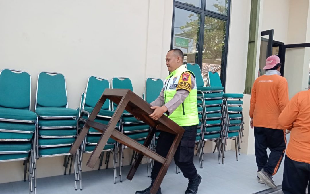 Bhabinkamtibmas Danukusuman Bersama Linmas dan Tim Kebersihan Laksanakan Kerja Bakti dan Sambang Kamtibmas