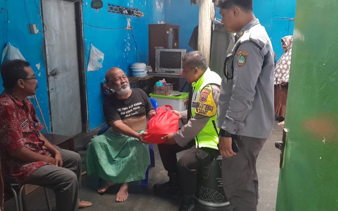 Sentuhan Kemanusiaan Bhabinkamtibmas Jagalan, Kunjungi Tokoh Masyarakat yang Sakit dan Salurkan Bantuan Sembako