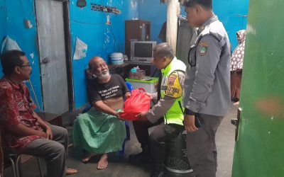 Sentuhan Kemanusiaan Bhabinkamtibmas Jagalan, Kunjungi Tokoh Masyarakat yang Sakit dan Salurkan Bantuan Sembako