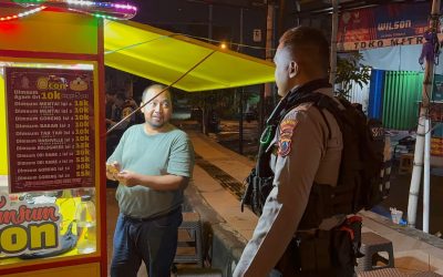 Patroli Malam Humanis, Tim Sparta Polresta Surakarta Sapa Pedagang Kaki Lima