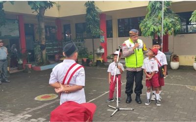 Tanamkan Nilai Kebersamaan Sejak Dini, Bhabinkamtibmas Serengan Sapa Siswa Saat Upacara Bendera