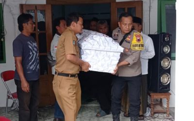 Bhabinkamtibmas Timuran Turut Angkat Peti Jenazah Warga, Wujud Kepedulian dan Pelayanan Humanis Polri