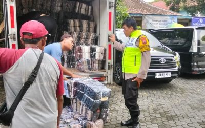 Bhabinkamtibmas Kelurahan Baluwarti Monitoring Aktivitas Pedagang Pasar di Sasana Sumewa Pagelaran