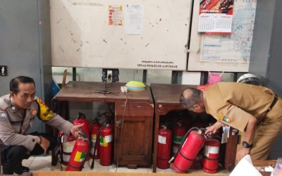 Bhabinkamtibmas Kelurahan Mojo Cek APAR di Pasar Klitikan Notoharjo, Antisipasi Bahaya Kebakaran