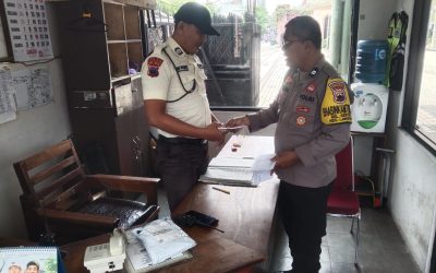 Bhabinkamtibmas Kelurahan Kerten Sambangi Satpam PT Iskandartek, Perkuat Sinergi dan Harkamtibmas