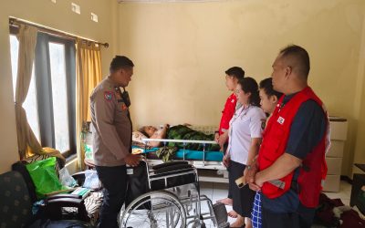 Wujud Kepedulian, Bhabinkamtibmas Kratonan Bersama PMI Salurkan Bantuan Kursi Roda