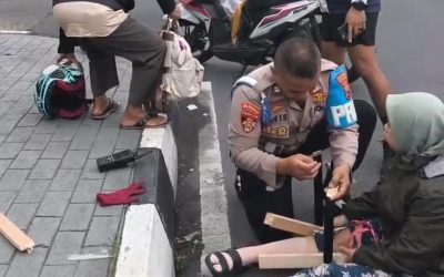Polisi Hadir di Saat Genting, Personel Propam Polresta Surakarta Bantu Korban Laka