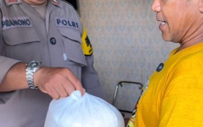 Bhabinkamtibmas Semanggi Bagikan Beras dan Sampaikan Imbauan Kewaspadaan Banjir