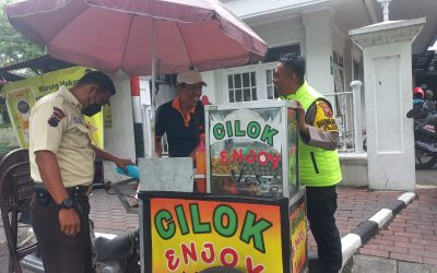 Bhabinkamtibmas Kelurahan Gajahan Sambangi Pedagang Kaki Lima di Kawasan Perbankan