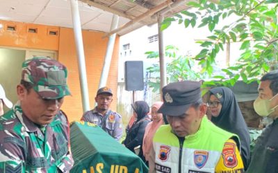 Sinergitas Bhabinkamtibmas Kauman dan Babinsa Tampak Nyata, Bersama Warga Angkat Peti Jenazah Warga Binaan