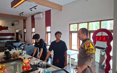 Bhabinkamtibmas Timuran Polsek Banjarsari Laksanakan Sambang dan Patroli Dialogis di Koffe 28