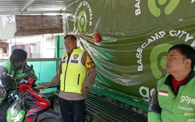 Bhabinkamtibmas Sondakan Imbau Pengemudi Gojek Tertib Berlalu Lintas