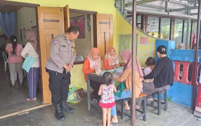 Bhabinkamtibmas Laweyan Pantau Posyandu Balita dan Lansia, Pastikan Layanan Kesehatan Warga Berjalan Optimal