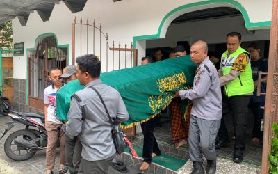 Bhabinkamtibmas Sudiroprajan Polsek Jebres Takziah Warga Meninggal Dunia di Kampung Kepanjen