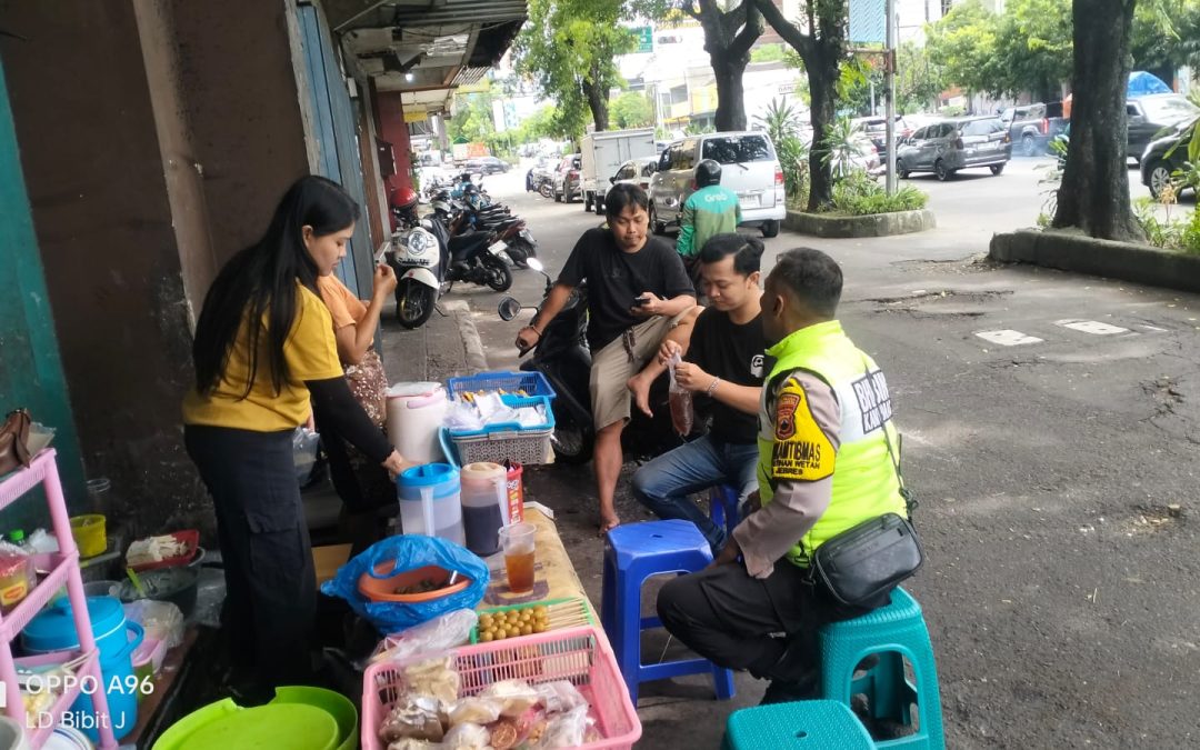 Bhabinkamtibmas Kepatihan Wetan Sambang PKL, Sampaikan Himbauan Kamtibmas dan Bahaya Judi Online