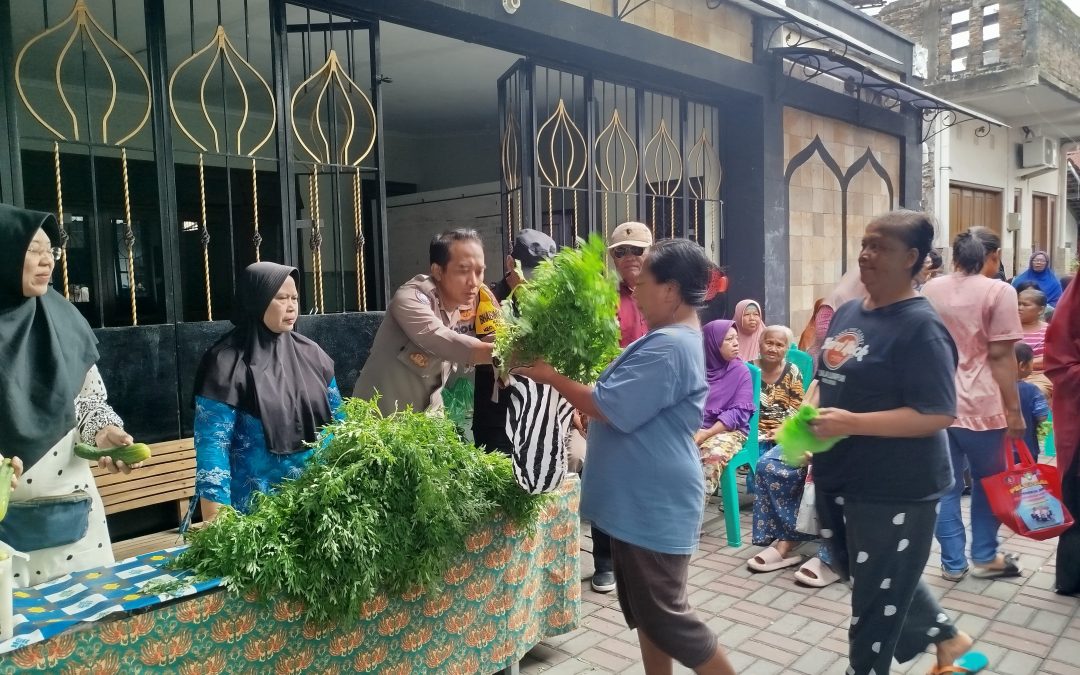 Bhabinkamtibmas Mojo Pantau Kampung Sayur Jumat Berkah yang Telah Berjalan Lebih dari Lima Tahun