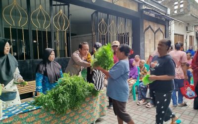 Bhabinkamtibmas Mojo Pantau Kampung Sayur Jumat Berkah yang Telah Berjalan Lebih dari Lima Tahun