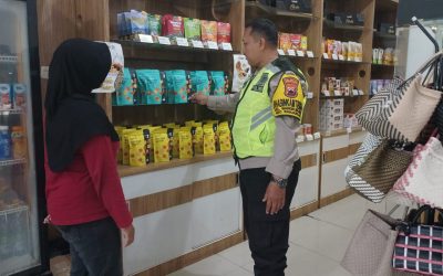 Bhabinkamtibmas Mangkubumen Laksanakan Patroli Dialogis, Sampaikan Imbauan Kamtibmas kepada Karyawan Toko