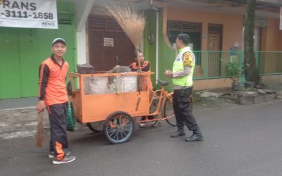 Bhabinkamtibmas Jayengan Sambang Pemukiman Padat Penduduk, Ajak Warga Jaga Kamtibmas Jelang Ramadhan