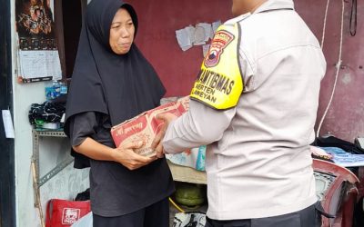 Bhabinkamtibmas Kelurahan Kerten Sambangi Warga dan Salurkan Bantuan Sembako