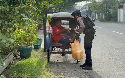 Tim Sparta Sat Samapta Polresta Surakarta Gelar Jumat Berkah, Bagikan Makanan Siap Saji