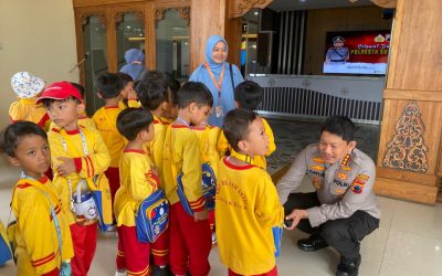 Program Polisi Sahabat Anak, Murid TK Al Alif Smart Kunjungi Polresta Surakarta