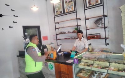 Bhabinkamtibmas Kepatihan Kulon Sambang Pertokoan Roti Flow Donat, Sampaikan Pesan Kamtibmas Jelang Ramadan