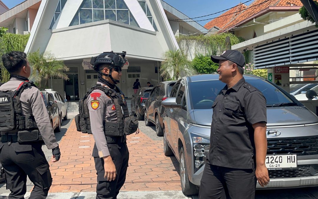 Patroli Siang Hari, Tim Sparta Sat Samapta Polresta Surakarta Sambangi Objek Vital  dan Gereja
