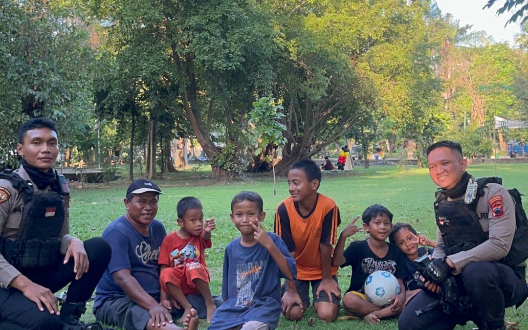 Tim Sparta Polresta Surakarta Sapa Anak-Anak Saat Patroli Long Weekend, Wujudkan Kedekatan Polisi dengan Masyarakat