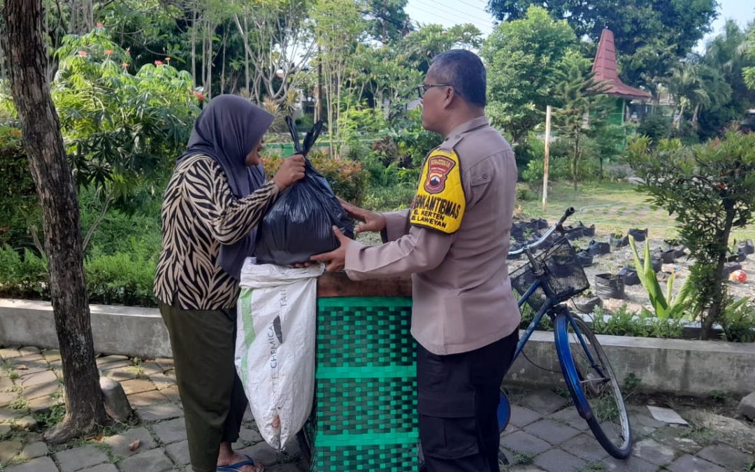 Polisi Peduli, Bhabinkamtibmas Kerten Bantu Warga Kurang Mampu