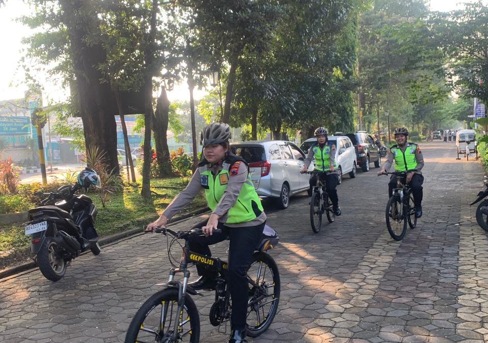 Dara Bengawan Polresta Surakarta Gelar Patroli Dialogis Bersepeda di Kota Solo