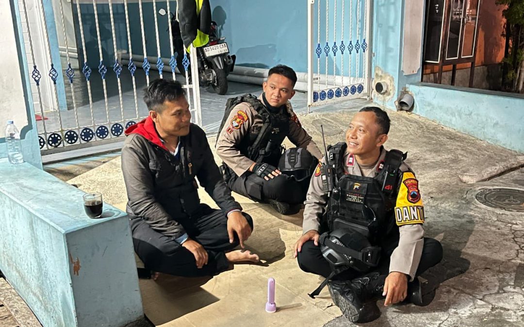 Patroli Malam, Tim Sparta Polresta Surakarta Dialog Santai Bersama Warga Sampaikan Pesan Kamtibmas