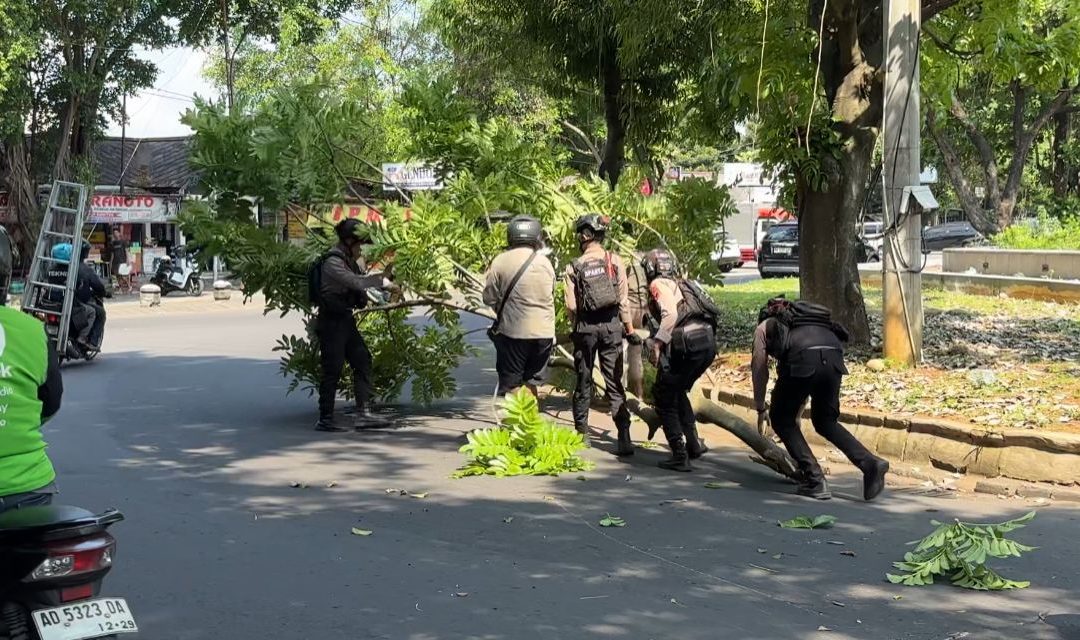 Tim Sparta Sat Samapta Polresta Surakarta Bersama Warga Bersihkan Pohon Tumbang yang Menghalangi Jalan