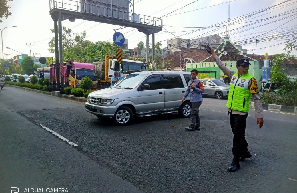 Sigap Atasi Kemacetan, Bhabinkamtibmas Jebres Bantu Evakuasi Dua Truk Tronton Mogok di Tengah Jalan