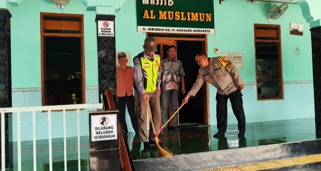 Bhabinkamtibmas Serengan Bersama Warga Gelar Kerja Bakti Bersihkan Masjid Al Muslimun