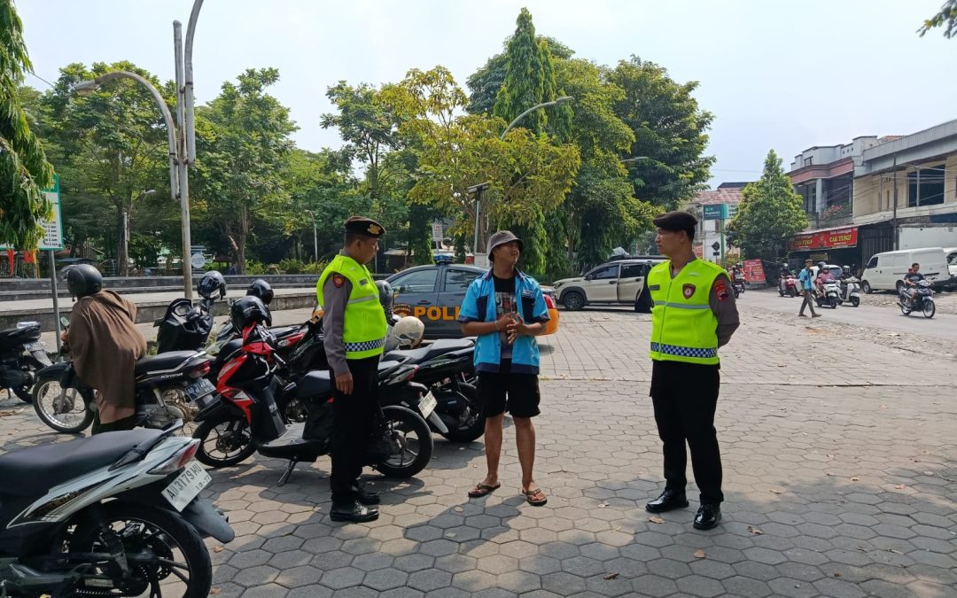 Patroli Dialogis Sat Samapta Polresta Surakarta Sampaikan Pesan Kamtibmas kepada Juru Parkir