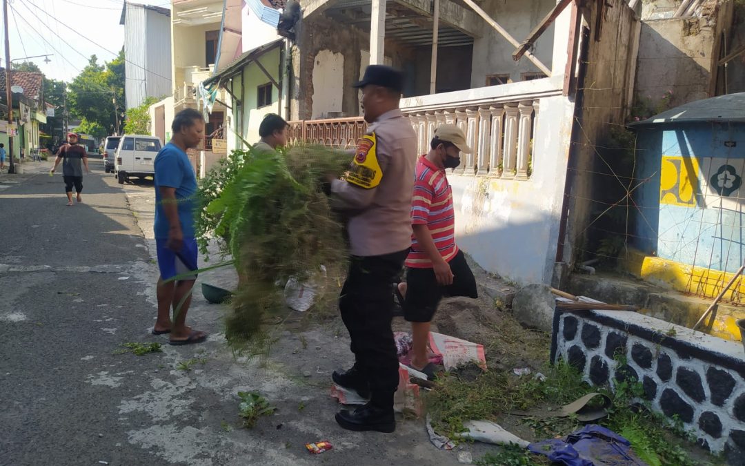 Bhabinkamtibmas Kedung Lumbu Bersama Babinsa dan Warga Kerja Bakti Bersihkan Lingkungan
