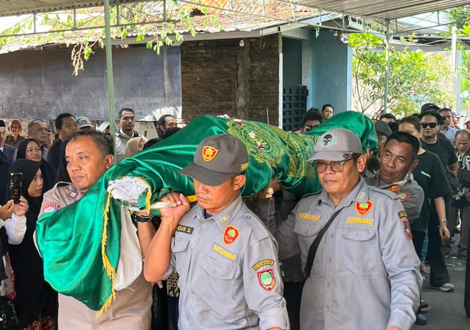 Bhabinkamtibmas Banjarsari Bersama Linmas Bantu Angkat Jenazah Warga Kragilan ke TPU Bonoloyo