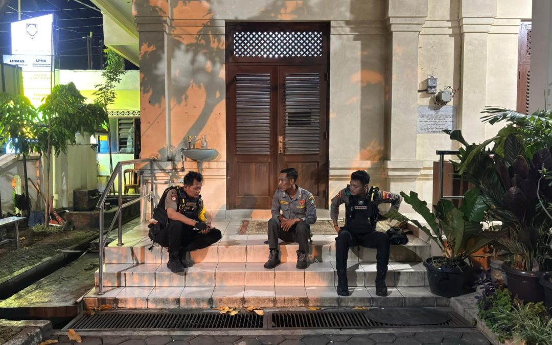 Tim Sparta Sat Samapta Polresta Surakarta Gelar Patroli Malam dan Dialogis Bersama Linmas