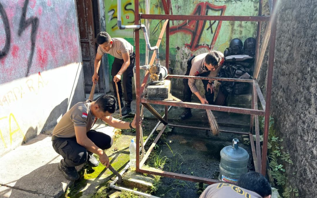 Jumat Bersih, Sat Samapta Polresta Surakarta Gelar Kerja Bakti di Lingkungan Mako