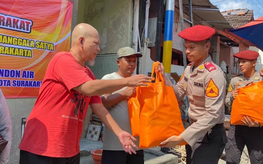 Taruna Akpol Angkatan 60 Batalyon Manggala Satya Serahkan Hasil Renovasi MCK dan Tandon Air untuk Warga Sangkrah