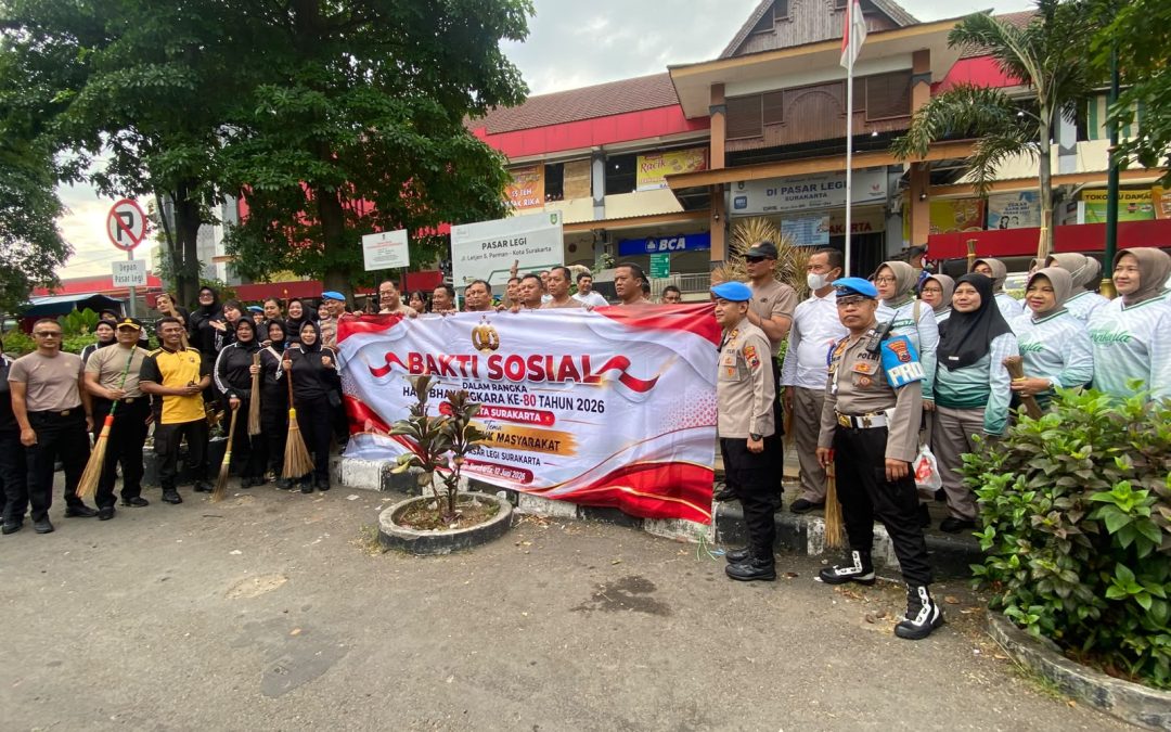 Sambut Hari Bhayangkara ke-80, Polresta Surakarta Bersama Pedagang Bersihkan Pasar Legi