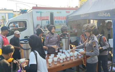 Sambut HUT Bhayangkara ke-80, Polresta Surakarta Berbagi 1.000 Es Teh kepada Warga di CFD