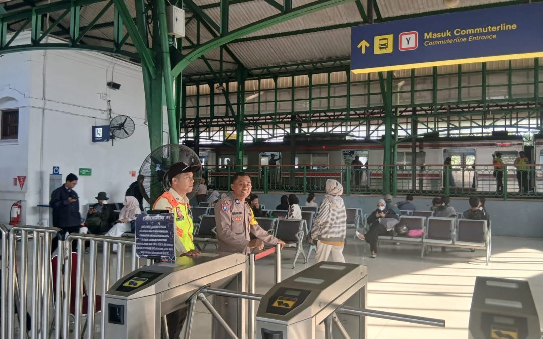 Bhabinkamtibmas Purwosari Sambangi Stasiun Purwosari, Antisipasi Lonjakan Penumpang Saat Libur Panjang