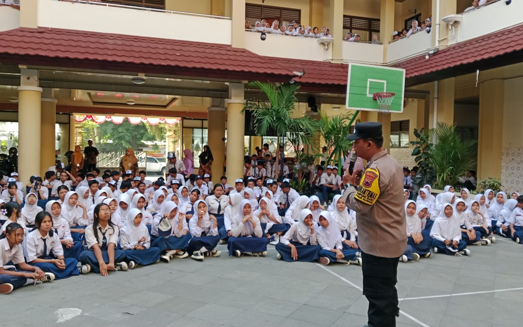 Cegah Konvoi dan Coret-coret, Bhabinkamtibmas Kampung Baru Pantau Pengumuman Kelulusan Siswa