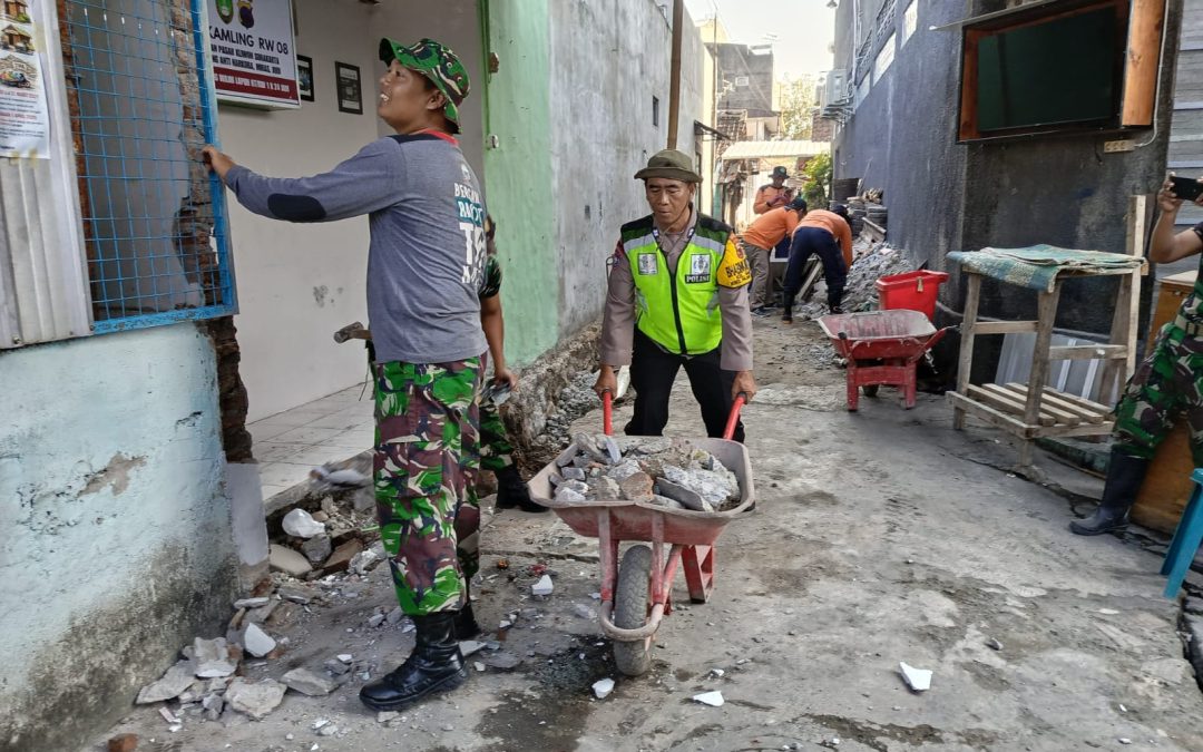Bhabinkamtibmas Gajahan Monitoring Karya Bakti Daerah dan Gotong Royong Bersama Warga