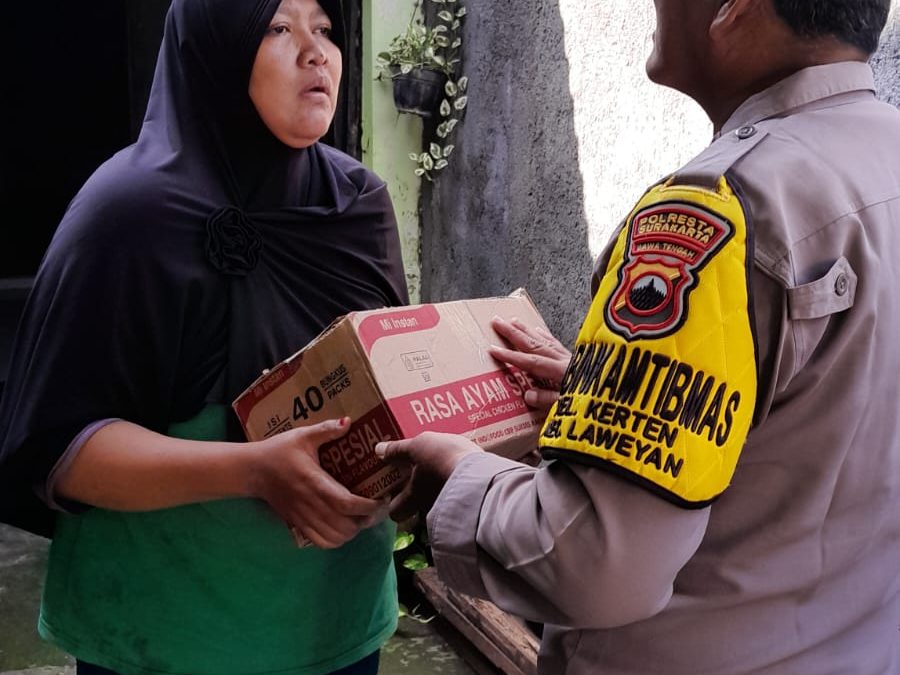 Jumat Berkah, Bhabinkamtibmas Kerten Salurkan Bantuan Sembako kepada Warga Kurang Mampu