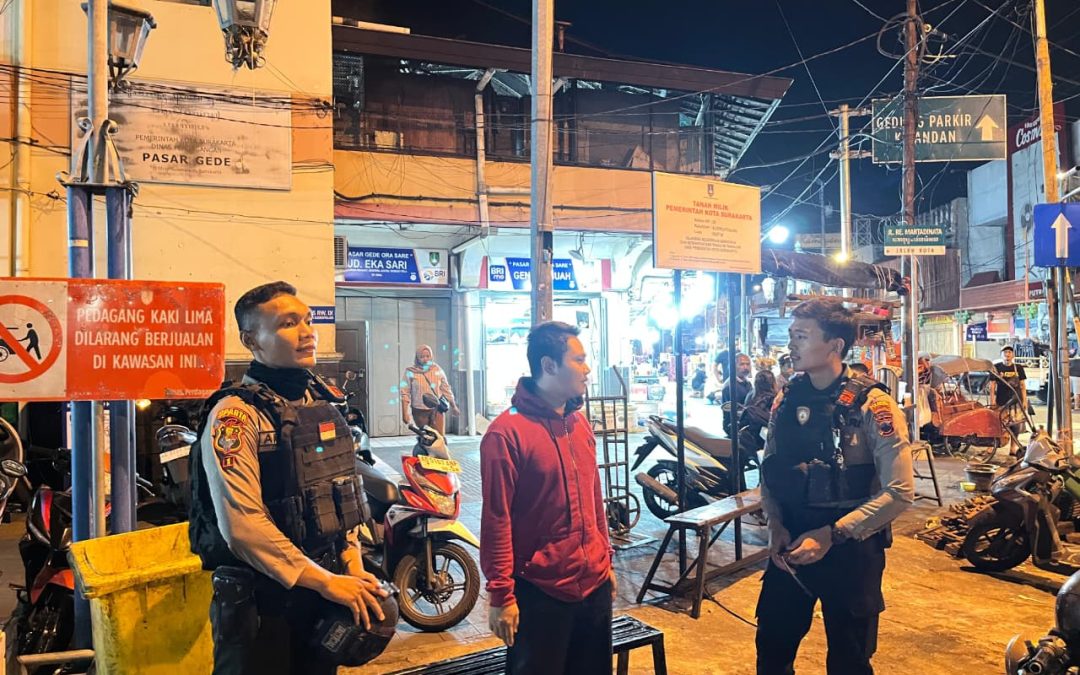 Tim Sparta Polresta Surakarta Patroli Dini Hari, Berikan Imbauan Kamtibmas kepada Warga